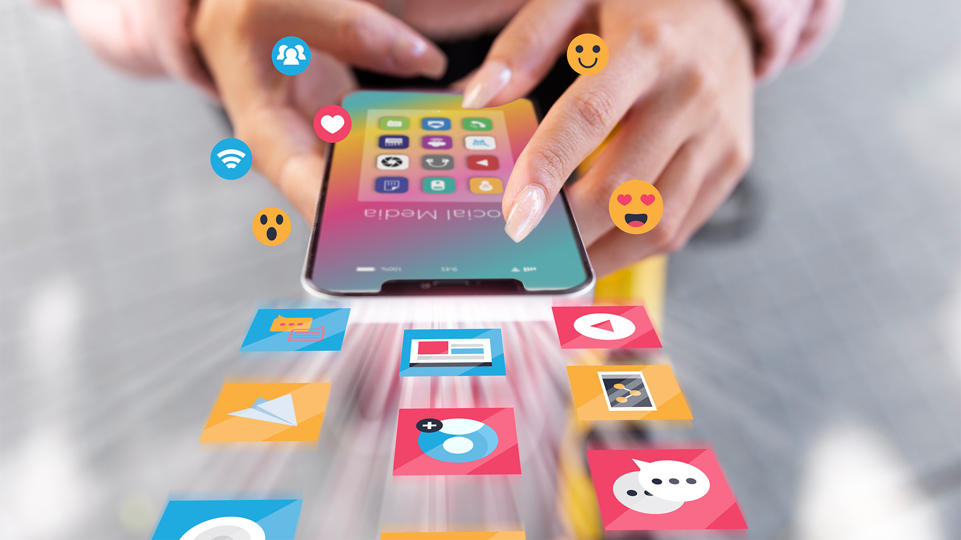 Mão feminina segurando um celular com vários aplicativos utilizados em estratégias de marketing.